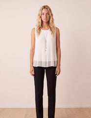 Sleeveless Pleated Top With Necklace